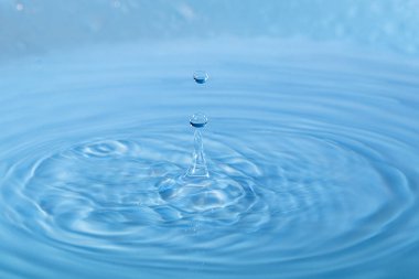 Makro. Uçuşta güzel damlalar. Renkli damlalar.