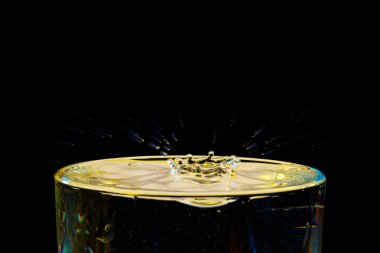 Makro. Uçuşta güzel damlalar. Renkli damlalar.