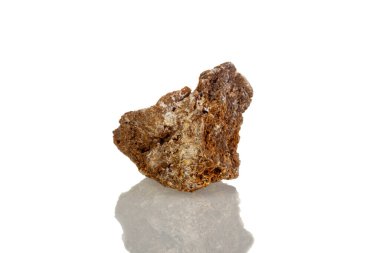 Beyaz arka plan üzerinde makro mineral taşı Wulfenite