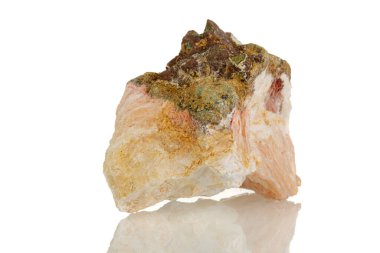 beyaz arka plan üzerinde makro mineral taşı Chalcedony