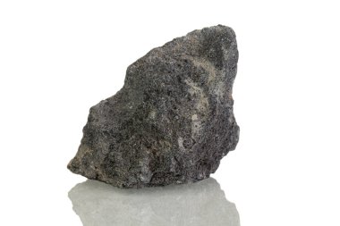 Makro mineral taş Serpentine beyaz arka planda yakın plan