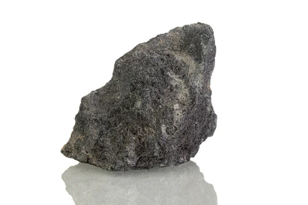 Makromineralstein Serpentine Auf Weißem Hintergrund Nahaufnahme — Stockfoto