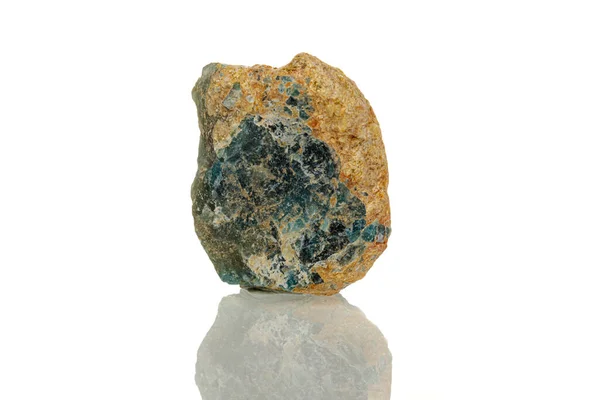 Beyaz Arka Planda Makro Mineral Taşı Chrysocolla — Stok fotoğraf
