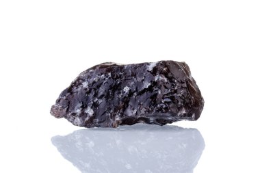 Beyaz arka plan üzerinde makro mineral taşı Obsidian