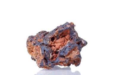 Beyaz arkaplandaki makro mineral taşı Goethite