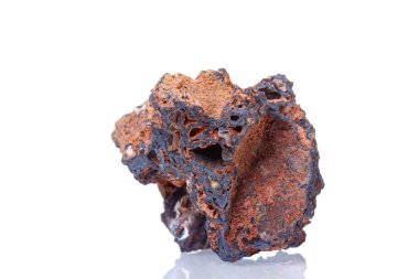 Beyaz arkaplandaki makro mineral taşı Goethite