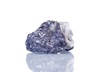 Beyaz arkaplandaki makro mineral taşı Galena