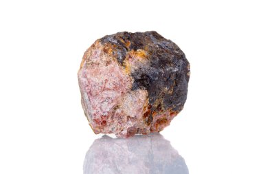 Beyaz arka planda, makro mineral taşı Endülüs