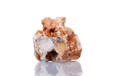 Beyaz arkaplan üzerinde makro mineral taşı Cerussite