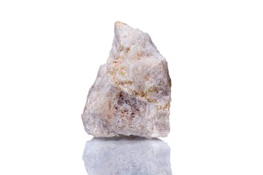 Beyaz arka planda Wollastonite mineral taşı var.