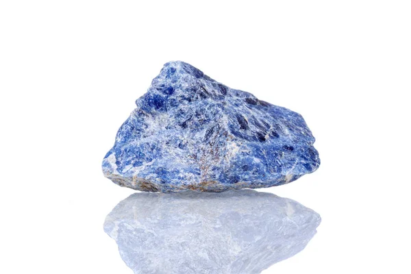 Makro Mineralstein Sodalith Auf Weißem Hintergrund Nahaufnahme — Stockfoto