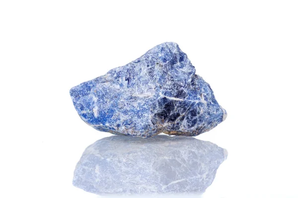 Pietra Macrominerale Sodalite Sfondo Bianco Primo Piano — Foto Stock