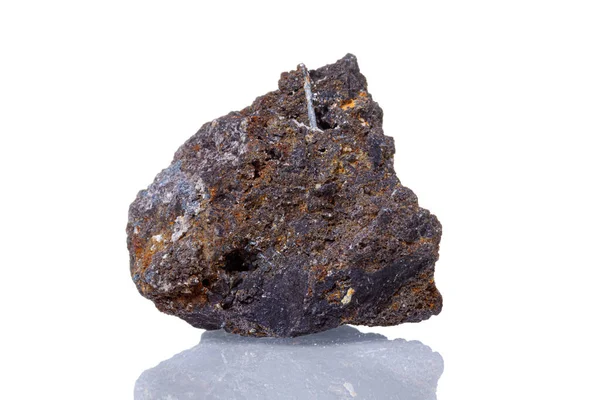Makromineralstein Ilmenit Auf Weißem Hintergrund Nahaufnahme — Stockfoto
