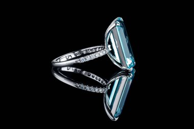 Aquamarine ve elmaslarla kaplanmış güzel altın bir yüzük. Yakın plan.