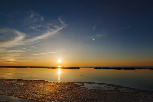 Deniz Kenarında Güzel Bir Kış Günbatımı Buzdağı Yakında — Stok fotoğraf