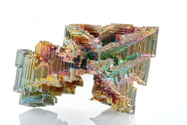 Beyaz arkaplandaki makro mineral taşından Bizmut.