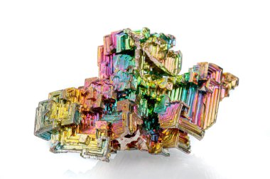 Beyaz arkaplandaki makro mineral taşından Bizmut.