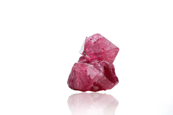 Makro Kamień Mineralny Spinel Białym Tle Zbliżenie — Zdjęcie stockowe