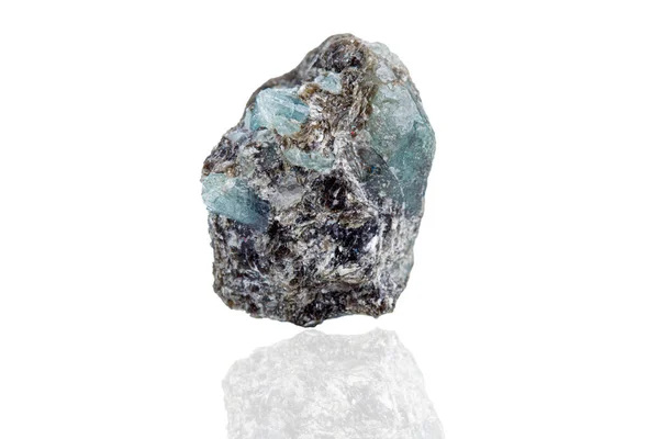 Beyaz Arka Plan Üzerinde Makro Mineral Taşı Alexandrite — Stok fotoğraf
