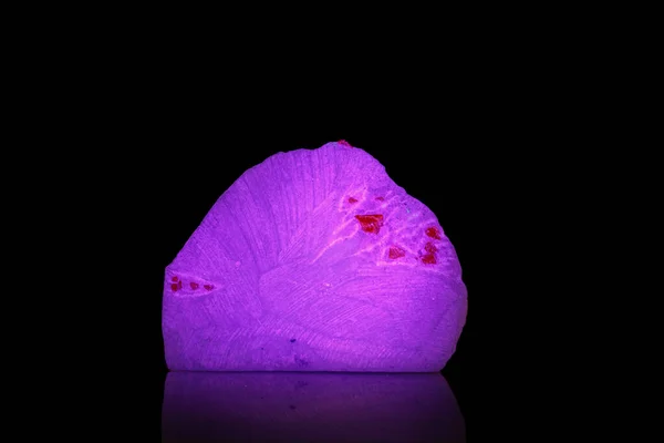 Makro Mineral Sten Spinel Ultraviolett Ljus Svart Bakgrund Närbild — Stockfoto