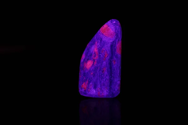 Macro Piedra Mineral Rubí Bajo Luz Ultravioleta Sobre Fondo Negro — Foto de Stock