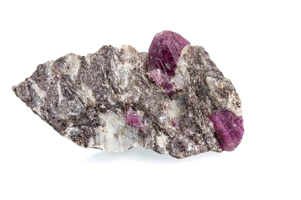 Makro Mineralstein Rubin Auf Weißem Hintergrund Nahaufnahme — Stockfoto