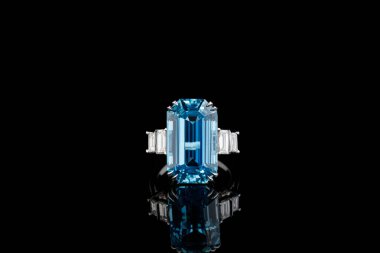 Aquamarine ve elmaslarla kaplanmış güzel altın bir yüzük. Yakın plan.