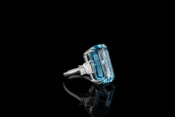 Prachtige Gouden Ring Met Aquamarijn Diamanten Een Zwarte Achtergrond Close — Stockfoto