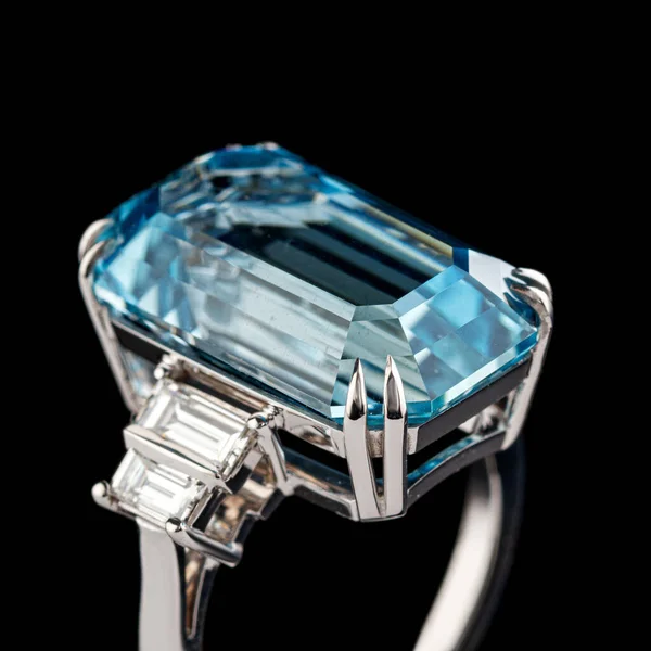 Krásný Zlatý Prsten Akvamarínem Diamanty Černém Pozadí Zblízka — Stock fotografie