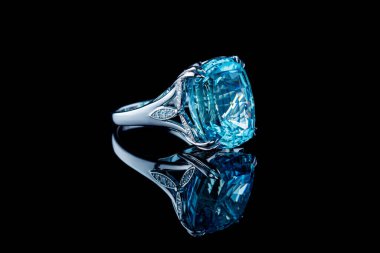Aquamarine ve elmaslarla kaplanmış güzel altın bir yüzük. Yakın plan.