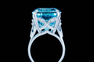 Aquamarine ve elmaslarla kaplanmış güzel altın bir yüzük. Yakın plan.