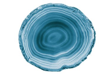 Beyaz arka planda beyaz damarları olan boyalı bir Mavi akik dilimi mücevher için mükemmeldir. Doğal katmanları, el yapımı aksesuarların güzelliğini arttırır..