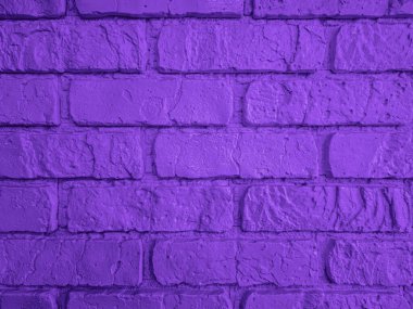 Engebeli bir yüzeyi olan mor tuğla duvar dokusu çeşitli tasarım projelerine uygun. Benzersiz rengi iç mekanlara modern bir kıvrım katıyor..