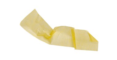 Sarı boya bandı beyaz arka planda izole edilmiş, makro. Beyaz arka planda, yırtık, buruşuk, bükülmüş sarı boya bantları, yakın plan..