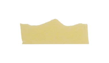 Sarı boya bandı beyaz arka planda izole edilmiş, makro. Beyaz arka planda, yırtık, buruşuk, bükülmüş sarı boya bantları, yakın plan..