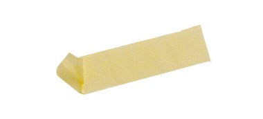 Sarı boya bandı beyaz arka planda izole edilmiş, makro. Beyaz arka planda, yırtık, buruşuk, bükülmüş sarı boya bantları, yakın plan..