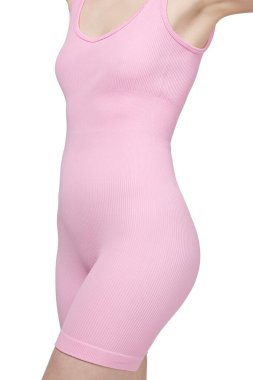 Ön taraftan bir kadının alt gövdesinin stüdyo çekimi. Kaburgalı, yüksek bel şortu var. Kumaşın belirgin bir dikey tırtıklı dokusu var. Beyaz arka planda izole edilmiş. Spor giyim, spor giyim ve moda kıyafetleri için ideal..