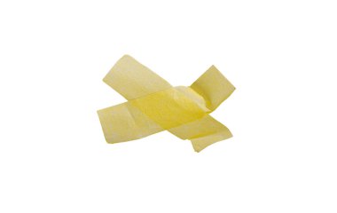 Sarı boya bandı beyaz arka planda izole edilmiş, makro. Beyaz arka planda, yırtık, buruşuk, bükülmüş sarı boya bantları, yakın plan..