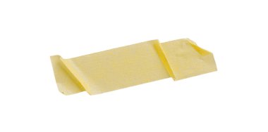 Sarı boya bandı beyaz arka planda izole edilmiş, makro. Beyaz arka planda, yırtık, buruşuk, bükülmüş sarı boya bantları, yakın plan..