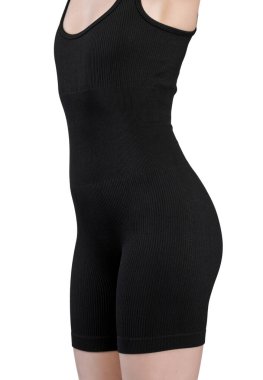 Ön taraftan bir kadının alt gövdesinin stüdyo çekimi. Kaburgalı, yüksek bel şortu var. Kumaşın belirgin bir dikey tırtıklı dokusu var. Beyaz arka planda izole edilmiş. Spor giyim, spor giyim ve moda kıyafetleri için ideal..