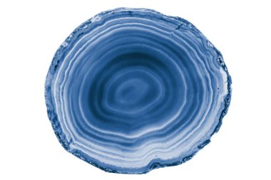 Beyaz arka planda beyaz damarları olan boyalı bir Mavi akik dilimi doğanın güzelliğini ön plana çıkarır. Katmanlı yapısı onu baş döndürücü bir doğal dekor haline getiriyor..