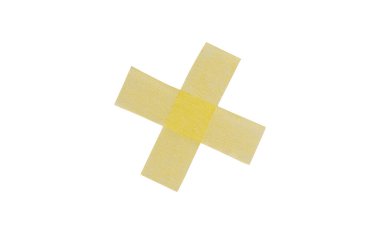 Sarı boya bandı beyaz arka planda izole edilmiş, makro. Beyaz arka planda, yırtık, buruşuk, bükülmüş sarı boya bantları, yakın plan..