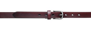 Beyaz arka planda izole edilmiş metal tokalı, bordo bir deri kemerin stüdyo fotoğrafı. Online mağazalar, ürün katalogları ve moda aksesuarları için mükemmel..