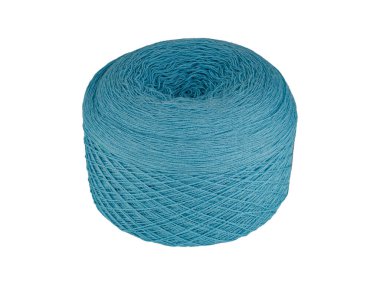 Beyaz arka planda izole edilmiş pürüzsüz bir dokusu olan parlak mavi iplik yumağı. Örgü örmek, örgü örmek ya da el işi yapmak için mükemmel. Bu canlı skein yaratıcı el yapımı enerjiye ve sıcaklığa sahiptir.