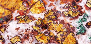 Metalik altın yüzeyli ham tebeşir cevheri, izole edilmiş doğal değerli taş kristal oluşumu, toprak bilimi için hidrotermal mineral örneği..