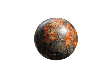 Beyaz izole bir zemin üzerinde parlak yeşil benekleri ve parlak bir finiş ile zengin kırmızı tonlara sahip parlak bir Kırmızı Amfibole küresi. Dekor, meditasyon veya mineral koleksiyonu için ideal.