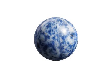 Beyaz izole edilmiş arka planda parlak mavi benekli yeşil bir küre. Karmaşık mavi benekler ve pürüzsüz parlak bir son. Dekor, meditasyon veya mineral koleksiyonu için ideal.