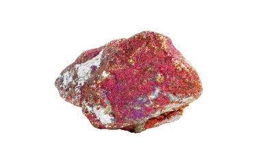 Beyaz izole bir zemin üzerinde parlak yüzeyi olan metalik bir tebeşir taşı renkli pembe ve altın yansımalar sergiliyor. Jeoloji veya dekoratif amaçlar için mükemmel..