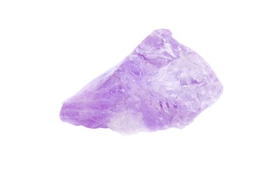 Beyaz arka planda izole edilmiş mor değerli taş oluşumları olan doğal ametist kristal kümesi. Çiğ kuvars mineral numunesi jeolojik güzelliği ve kristal yapıyı gösteriyor..