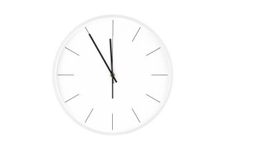 Modern beyaz duvar saati. Minimalist tasarımı, temiz beyaz yüz ve modern ofis ya da ev dekorasyonu için hassas saat işaretleri içeriyor..